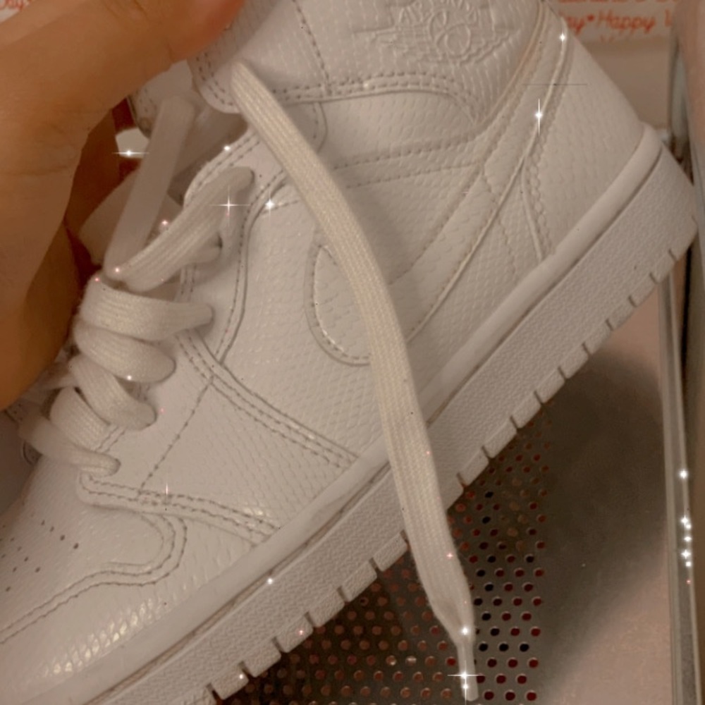 Shoes - Picture 3 of 4